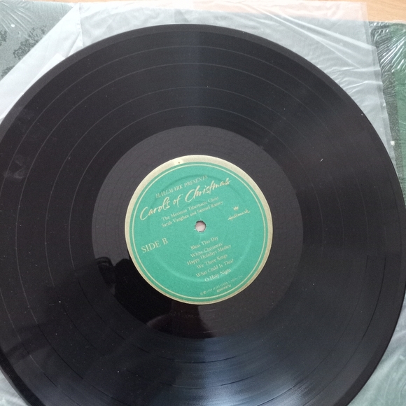 Hallmark Presents: Carols of Christmas Vinyl - Picture 5 of 10